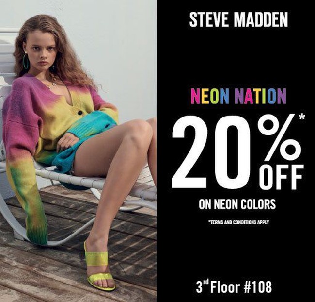 Begitu juga dengan brand Steve Madden. Jika ingin membeli sepatu dengan warna-warna neon yang sedang tren, Anda bisa mendapatkan potongan harga 20%. Menarik, bukan? Foto: Twitter