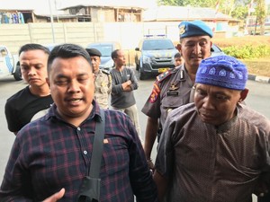 Berpeci Biru, Abah Grandong Pemakan Kucing Akhirnya Datangi Polres Jakpus