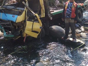 Truk Terperosok ke Jurang Tanjakan Panganten Garut Sedalam 100 Meter