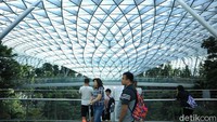 Di salah satu sisinya juga dapat dijumpai spot Cloud9 Piazza yang menghadap langsung HSBC Rain Vortex. Dari titik ini, traveler bisa melihat keseluruhan Jewel Changi dari titik terbaik (Randy/detikcom)