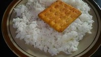 Kreatif, biskuit gula ini dijadikan sebagai lauk untuk makan dengan nasi putih. Foto: Istimewa