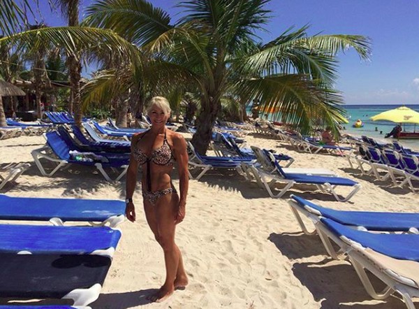 Lihatlah gayanya saat berbikini di pantai memamerkan ototnya di Costa Maya, Meksiko. (lyndajager/Instagram) Lihatlah gayanya saat berbikini di pantai memamerkan ototnya di Costa Maya, Meksiko. (lyndajager/Instagram)
