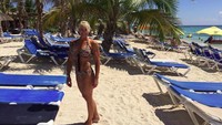 Lihatlah gayanya saat berbikini di pantai memamerkan ototnya di Costa Maya, Meksiko. (lyndajager/Instagram)
