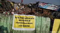 Poster pengumuman soal waktu pembuangan sampah terpampang di sekitar lokasi. Warga diminta membuang sampah dari pukul 16.00 WIB hingga 06.00 WIB.