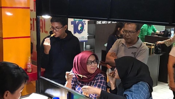 Momen Bupati Bogor, Ade Yasin Jajan Telur Gulung hingga Cicip Alpukat