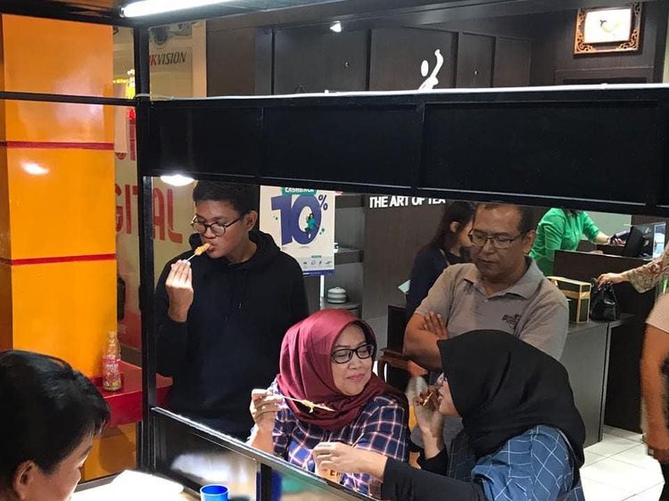 Momen Bupati Bogor, Ade Yasin Jajan Telur Gulung hingga Cicip Alpukat