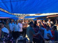 Blusukan Ke Pasar Onan Baru Panguruan, Jokowi dan Iriana Borong Ikan Asin