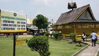 Di sebelah kanan halaman Istana Maimun, ada bangunan berbentuk rumah adat Karo. Di situlah Meriam Puntung berada. Traveler bisa berkunjung untuk melihat meriam ini. (Wahyu Setyo/detikcom)