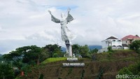 Patung Yesus Memberkati tak hanya ada di Rio de Janeiro saja. Di Kota Manado juga ada patung serupa, namun ukurannya berbeda. (Syanti/detikcom)