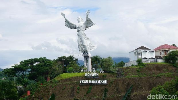 patung yesus memberkati di manado