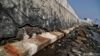 Salah satu bagian di tanggul laut Muara Baru nampak mulai retak dan mengalami kebocoran.