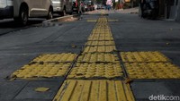 Ada juga ruang terbuka publik di sepanjang trotoar.