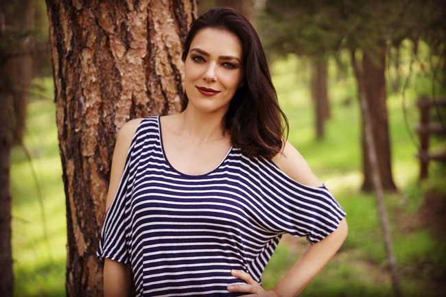 Meski punya followers 155 ribu, namun konten yang disajikan Adrianne di Insagramnya bukan tipikal influencer yang tampil dengan busana dari brand high-end. Adrianne lebih sering berpose dengan kaus sederhananya.  Foto: Instagram