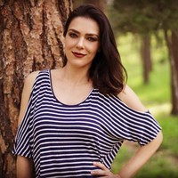 Meski punya followers 155 ribu, namun konten yang disajikan Adrianne di Insagramnya bukan tipikal influencer yang tampil dengan busana dari brand high-end. Adrianne lebih sering berpose dengan kaus sederhananya.  Foto: Instagram