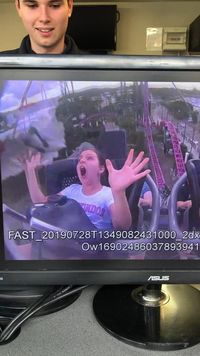 Kasihan Anak Ini, Lagi Naik Roller Coaster Nabrak Burung