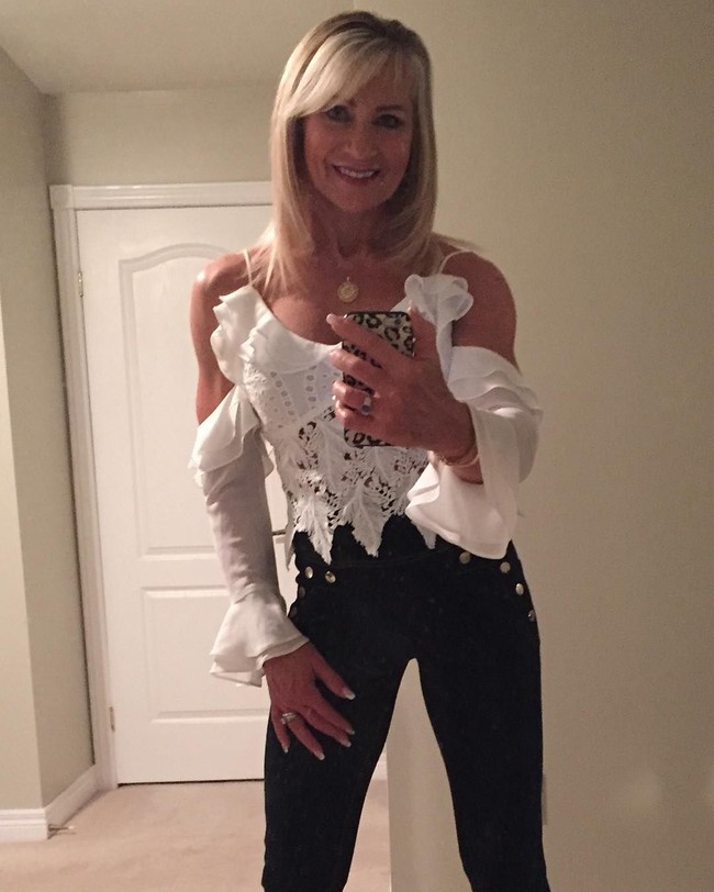 Ini Lynda Jager, nenek berusia 61 tahun yang disebut terlihat puluhan tahun lebih muda karena penampilannya yang bugar. Lynda memiliki kulit kencang dengan lengan yang berotot dan perut sixpack. Foto: Instagram @lyndajager