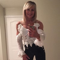 Ini Lynda Jager, nenek berusia 61 tahun yang disebut terlihat puluhan tahun lebih muda karena penampilannya yang bugar. Lynda memiliki kulit kencang dengan lengan yang berotot dan perut sixpack. Foto: Instagram @lyndajager