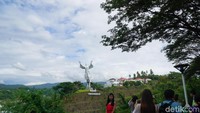 Monumen ini tidak jauh dari pusat kota, sekitar 15 menit perjalanan berkendara. (Syanti/detikcom)