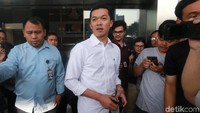 Pantauan detikcom, Taufik keluar dari ruang pemeriksaan sekitar pukul 15.40 WIB, di Gedung KPK, Jalan Kuningan Persada, Jakarta Selatan, Kamis (1/8/2019). Taufik mengaku dicecar seputar tupoksinya sebagai Stafsus sebagai Kemenpora pada periode 2017-2018.