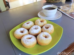 Di Lembang Ngopi Makin Asyik Ditemani Donat Susu