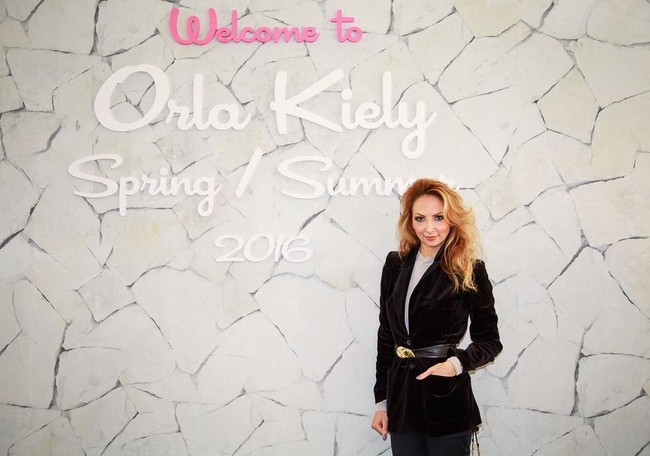 Dia harus membuat berbagai ekspresi wajah. Aku bahkan tidak melihat pose tanganku pada akhirnya aku hanya melihat ekspresinya yang berbeda-beda, itu sangat brilian, tutur Nina mengenai Benedict. Foto: Instagram @ninataylorofficial