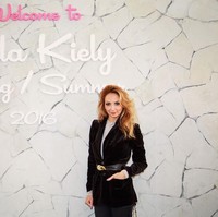 Dia harus membuat berbagai ekspresi wajah. Aku bahkan tidak melihat pose tanganku pada akhirnya aku hanya melihat ekspresinya yang berbeda-beda, itu sangat brilian, tutur Nina mengenai Benedict. Foto: Instagram @ninataylorofficial