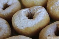 Di Lembang Ngopi Makin Asyik Ditemani Donat Susu