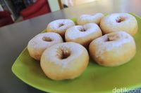 Di Lembang Ngopi Makin Asyik Ditemani Donat Susu