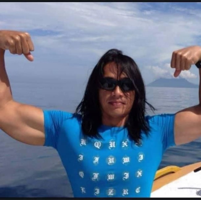 Setelah meraih ketenaran, Agung berhenti menjadi binaragawan dan beralih menjadi komedian. Gaya khasnya dengan busana ketat yang menampilkan ototnya menjadi andalannya. Foto: Dok. Instagram @agunghercules88