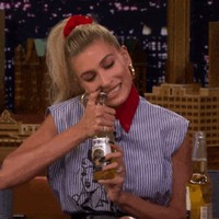 Tak hanya cantik, Hailey Baldwin juga kuat. Saat menjadi bintang tamu dalam talkshow yang dipandu Jimmy Kimmel, istri Justin Bieber ini unjuk kebolehan buka tutup botol dengan giginya. Foto: Istimewa