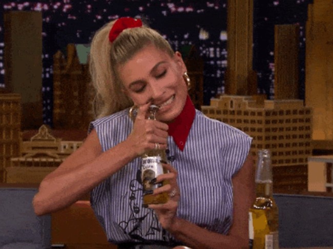 Tak hanya cantik, Hailey Baldwin juga kuat. Saat menjadi bintang tamu dalam talkshow yang dipandu Jimmy Kimmel, istri Justin Bieber ini unjuk kebolehan buka tutup botol dengan giginya. Foto: Istimewa