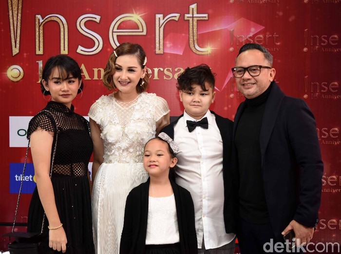 Mona Ratuliu dan keluarga saat menghadiri Insert Awards.