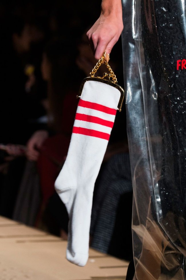 Masih dari Moschino, sang desainer, Jeremy Scott juga menciptakan tas berbentuk kaus kaki lengkap dengan gagang berwarna emas. Yay or nay? (Foto: Dok. Moschino)
