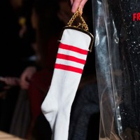 Masih dari Moschino, sang desainer, Jeremy Scott juga menciptakan tas berbentuk kaus kaki lengkap dengan gagang berwarna emas. Yay or nay? (Foto: Dok. Moschino)
