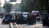 Sejumlah pengendara motor ramai-ramai melawan arus di area sekitar flyover Klender Baru, Jakarta Timur, Kamis (1/8/2019).