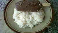 Seperti yang satu ini. Supaya kenyang, orang ini makan es krim pakai sepiring nasi putih. Bahka es krimnya ditaruh di atas nasi. Foto: Istimewa