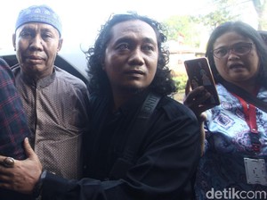 Momen Abah Grandong Pemakan Kucing Diantar Keluarga ke Polisi