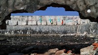 Kondisi tanggul laut Muara Baru nampak memprihatinkan. Tanggul yang dibangun di pesisir utara Jakarta itu nampak mulai retak dan mengalami kebocoran.