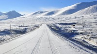 Karakoram Highway memang berbahaya. Saat musim dingin jalan ini ditutup karena salju tebal. Pada musim hujan, jalan menjadi sangat licin dan longsor terjadi di mana-mana. Waktu paling baik untuk melewatinya adalah awal musim gugur. (iStock)