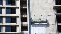 Pekerja membangun sebuah apartemen di kawasan Bekasi Timur, Kota Bekasi, Jawa Barat, Kamis (1/8/2019).