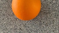 Punya bentuk bulat sempurna, dengan warna oranye yang cerah. Tampilan jeruk ini lebih mirip seperti pajangan buah palsu di rumah-rumah. Foto: Buzzfeed