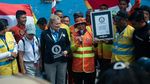 Foto Rekor Guinness di Manado, Rangkaian Penyelam Terpanjang