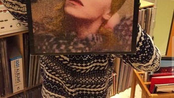 Album kepunyaan David Bowie. Foto: Hidreley via Sina Mobile