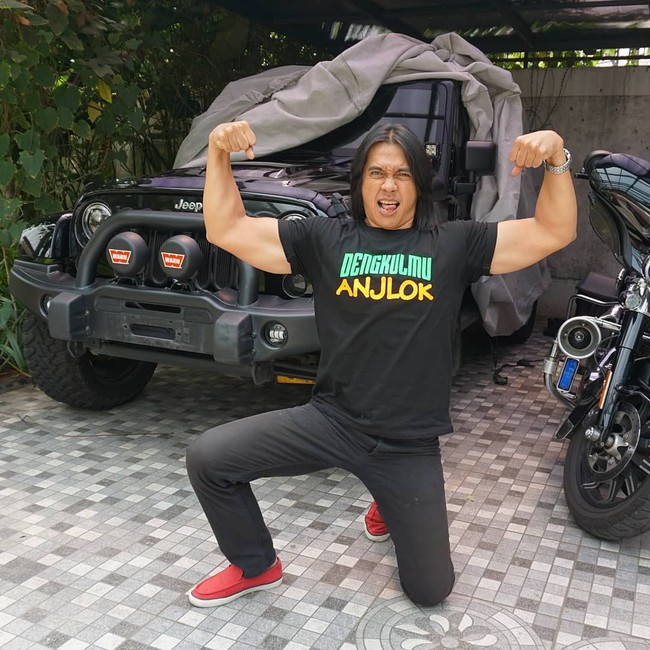 Agung santoso atau yang dikenal sebagai Agung Hercules meninggal dunia setelah hampir satu tahun menghilang dari televisi karena penyakit glioblastoma atau kanker otak. Mengenang Agung, berikut deretan gaya khasnya saat berbusana. Foto: Instagram @agunghercules88