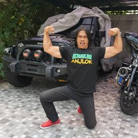 Agung santoso atau yang dikenal sebagai Agung Hercules meninggal dunia setelah hampir satu tahun menghilang dari televisi karena penyakit glioblastoma atau kanker otak. Mengenang Agung, berikut deretan gaya khasnya saat berbusana. Foto: Instagram @agunghercules88