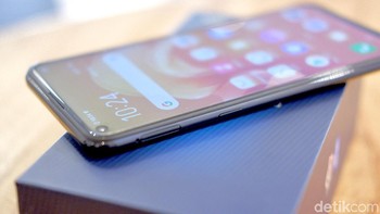 Terdapat slot SIM Card dan tombol untuk mengakses Google Assistant. Foto: Adi Fida Rahman/detikINET