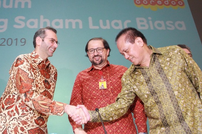 Ahmad Abdulaziz A A Al-Neama (kiri). Foto: Indosat Ahmad Abdulaziz A A Al-Neama (kiri). Foto: Indosat