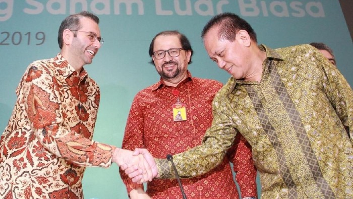Ahmad Abdulaziz A A Al-Neama (kiri). Foto: Indosat Ahmad Abdulaziz A A Al-Neama (kiri). Foto: Indosat
