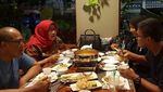 Momen Bupati Bogor, Ade Yasin Jajan Telur Gulung hingga Cicip Alpukat