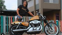 Dalam amatan detikcom, Kamis, (1/8/2019) yang paling sering ia gunakan dalam kegiatan Touring adalah Harley-Davidson Softail berkelir hitam. Namun postingan terakhir pada 2 Juli 2018, Agung Hercules mejeng bersama moge keluaran Harley Davidson Sporster.